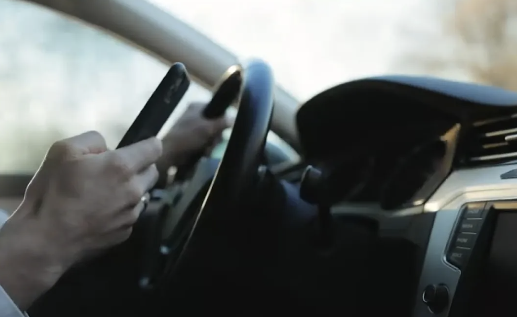 等红灯滑手机也违规?宾州新交规上线!手机禁令今天正式生效!